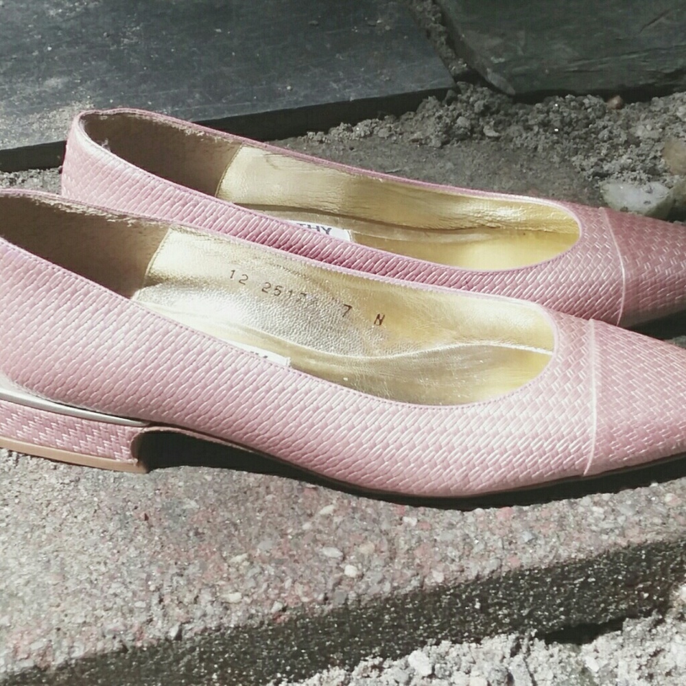 Timothy Hitsman Pink Textured Low Block Heel Pumps with Gold Interior